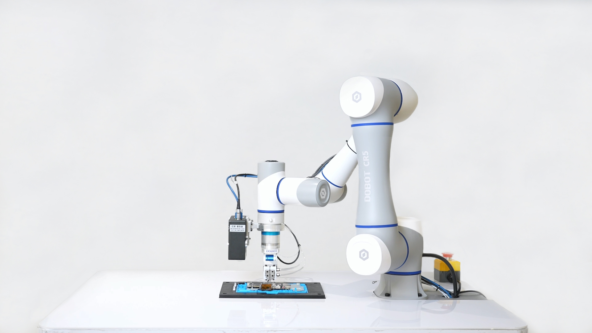 高精度力控機器人,元件插裝,精密打磨,人機協作,3C智能制造,越疆機器人、表面貼裝（SMT）