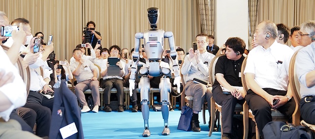 、越疆科技于日本名古屋首發新品，人形機器人全球量產交付