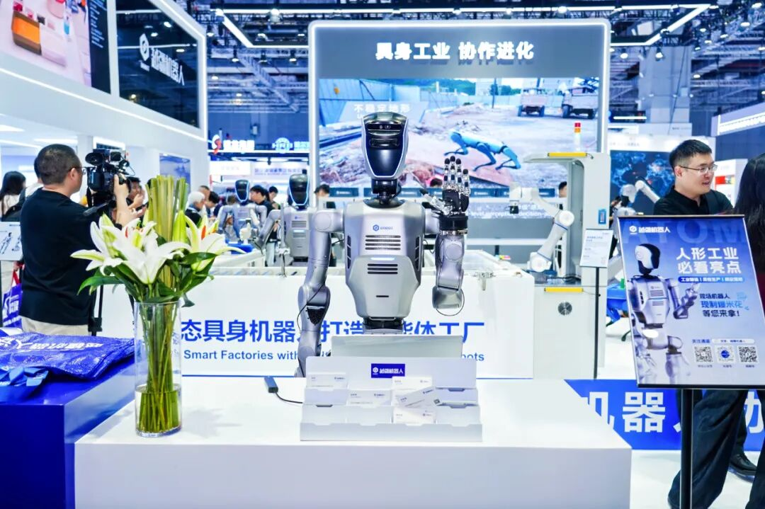 越疆機器人,越疆,越疆科技,AI機器人,咖啡機器人,X-Trainer,具身智能,人形機器人,AI,AI+機器人,具身智能機器人,協作機器人,科研教育,智能制造,雙臂精準操作,人工智能,機器人預售,三年質保, 協作機器人,質量承諾,產品升級,工業機器人,商業機器人,全球500強,品質保證,自動化,機器人服務,機器人產業,價值競爭,質量管理-2025工博會“智”高點 | 越疆多形態具身機器人打造智能體工廠，與全球伙伴共啟產業智能新程